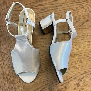 SOFT STYLE.  WHITE SPARKLE SANDALS.  NEW.